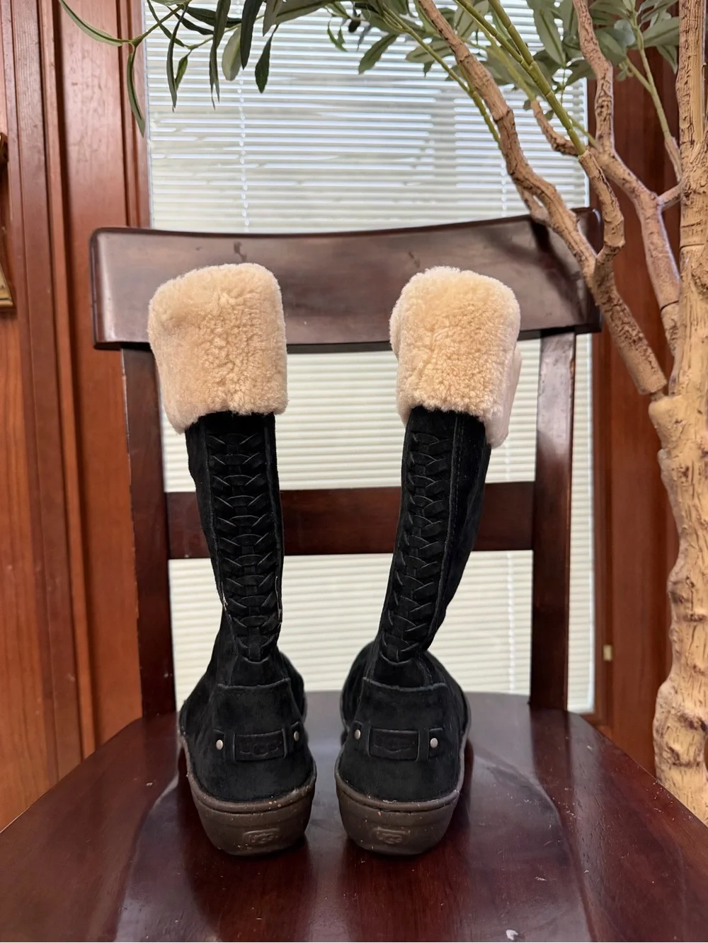 UGG Karyn Size 7 Side Zip Suede Sherpa Sheepskin Lining Boots Women's 1005449
